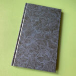 Notitieboek blauw gemarmerd met leeslint