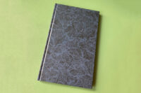 Notitieboek blauw gemarmerd met leeslint