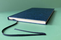Notitieboek blauw gemarmerd met leeslint - Afbeelding 2