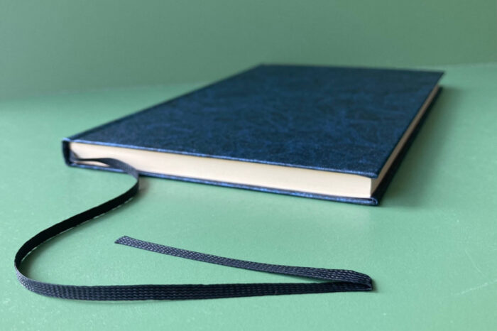 Notitieboek blauw gemarmerd met leeslint - Afbeelding 2