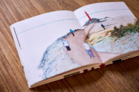 afbeelding uit het binnenwerk van het boek Trek je de volgende keer een jurkje aan - strandwandeling