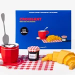 Papieren ontbijt met croissant