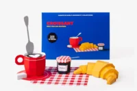 Papieren ontbijt met croissant